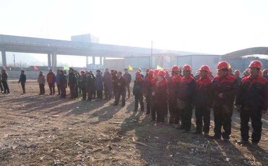 揚(yáng)鞭策馬喜圓發(fā)展夢(mèng)，萬眾一心共筑新長(zhǎng)城